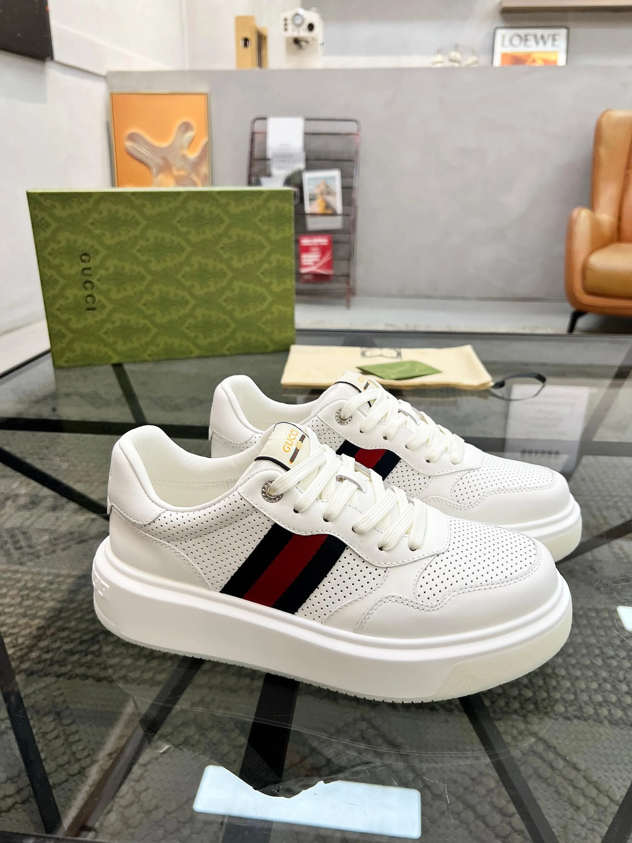 P460 new men's shoes GUCCI [Lightning] latest shoes are shipped. Original quality, fashionable, special materials, sheepskin lining, new packaging. The foot feels super comfortable and the workmanship is impeccable. Size: 38-45